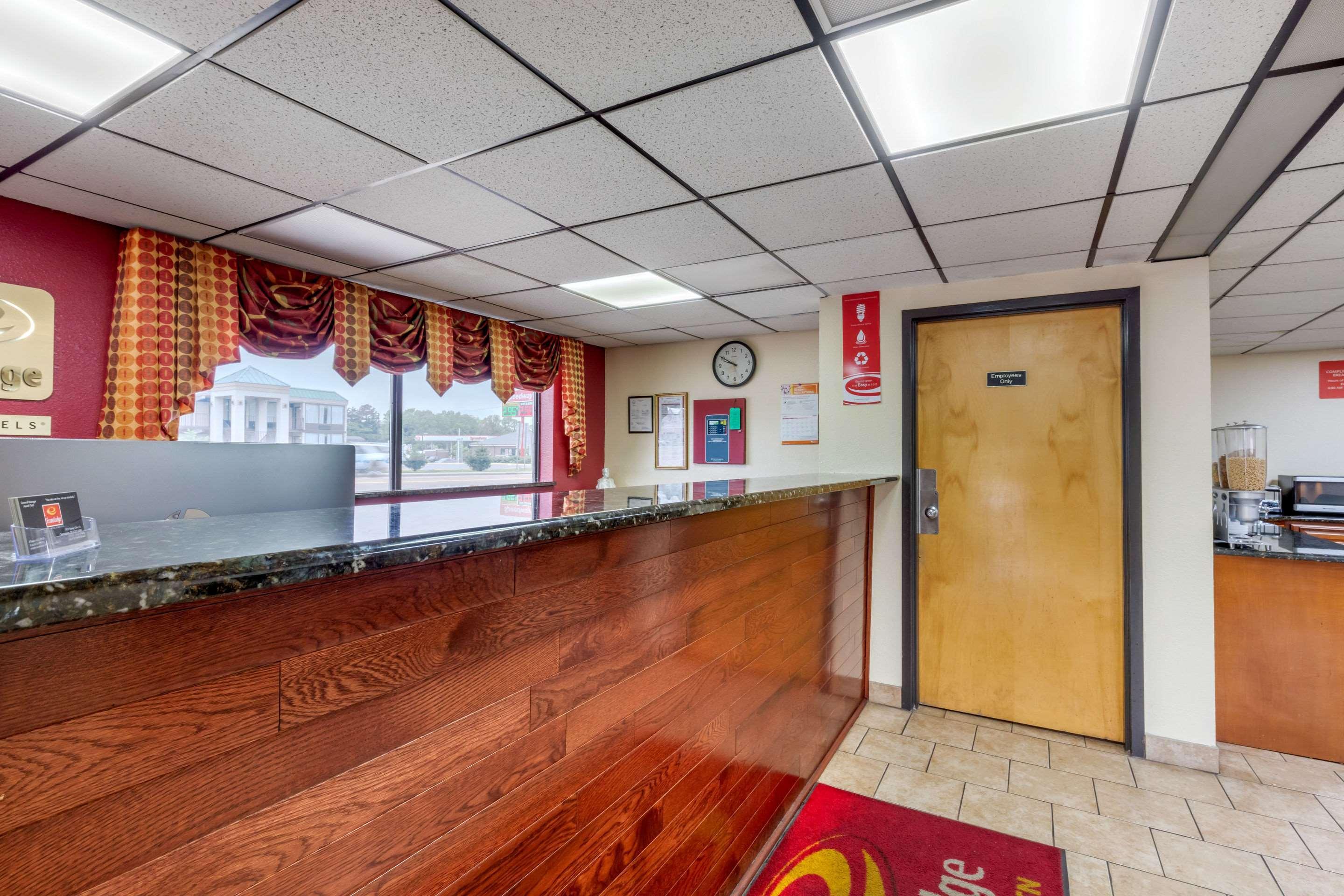 Econo Lodge *