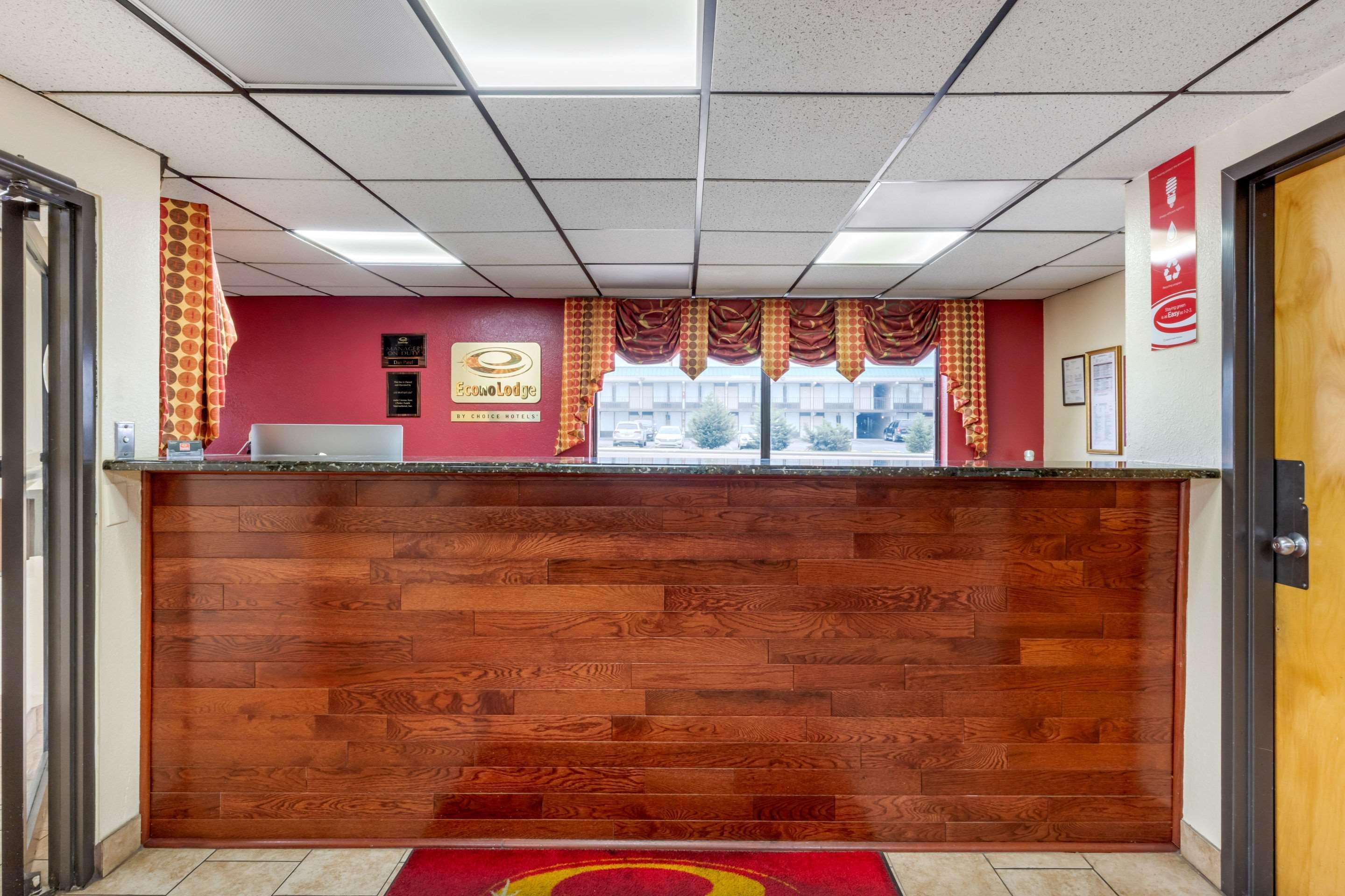 Econo Lodge *